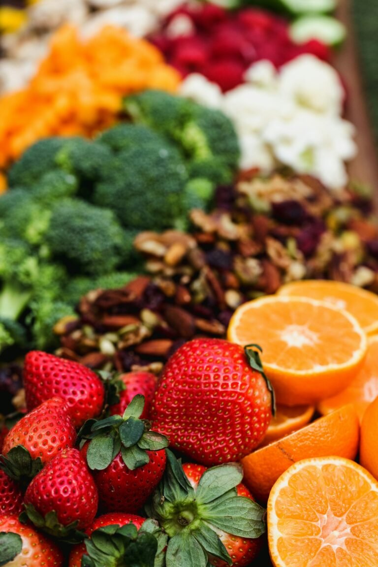 Sliced oranges and broccoli, foods rich in vitamins and minerals